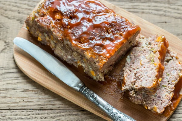 Pan de carne con salsa barbacoa en el tablero de madera Imágenes de stock libres de derechos