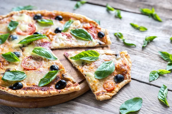 Pizza ahşap tahta kesmek — Stok fotoğraf