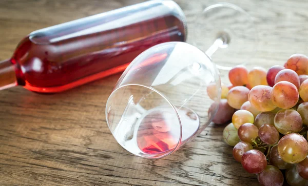 Glass of rose wine with bunch of grape — Stock Photo, Image