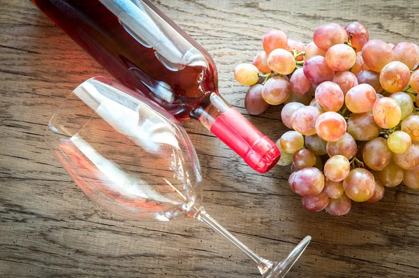 Розовое вино с кучей винограда — стоковое фото