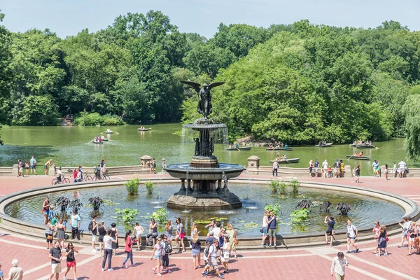 El Ángel de las Aguas Fuente en Bethesda Terraza — Foto de Stock