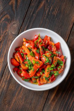 Basit sağlıklı biber tabağı hafif salata ya da ızgara ekmek için malzeme kadar mükemmel.