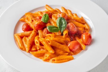 Ev yapımı İtalyan makarnası içinde kavrulmuş biber taze domates ve yıllanmış parmesan peyniri var.