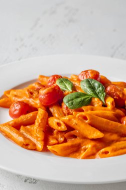 Ev yapımı İtalyan makarnası içinde kavrulmuş biber taze domates ve yıllanmış parmesan peyniri var.