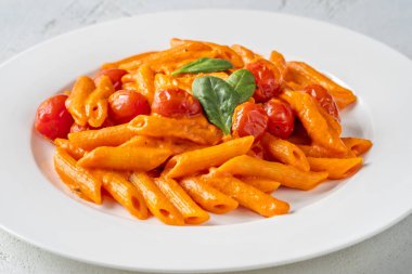 Ev yapımı İtalyan makarnası içinde kavrulmuş biber taze domates ve yıllanmış parmesan peyniri var.