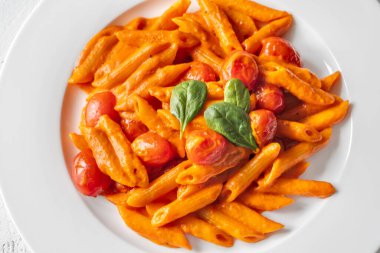 Ev yapımı İtalyan makarnası içinde kavrulmuş biber taze domates ve yıllanmış parmesan peyniri var.