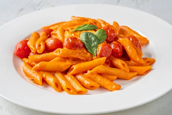 Ev yapımı İtalyan makarnası içinde kavrulmuş biber taze domates ve yıllanmış parmesan peyniri var.