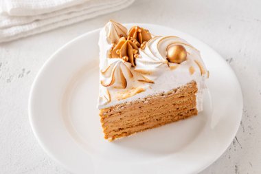 Katmanlı ballı pasta dilimi leziz bisküvileri gösteriyor kremalı ve yanmış kremalı