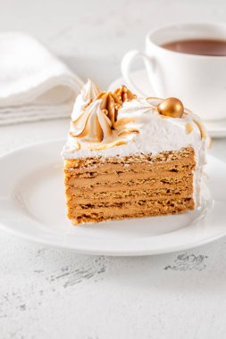 Katmanlı ballı pasta dilimi leziz bisküvileri gösteriyor kremalı ve yanmış kremalı