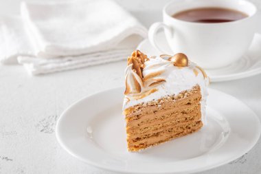 Katmanlı ballı pasta dilimi leziz bisküvileri gösteriyor kremalı ve yanmış kremalı