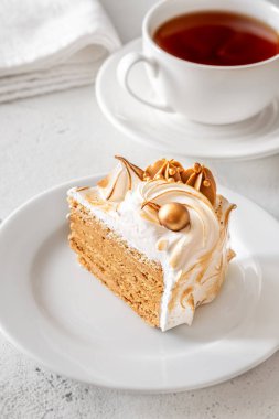 Katmanlı ballı pasta dilimi leziz bisküvileri gösteriyor kremalı ve yanmış kremalı