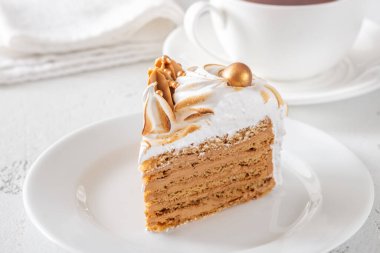 Katmanlı ballı pasta dilimi leziz bisküvileri gösteriyor kremalı ve yanmış kremalı