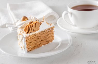 Katmanlı ballı pasta dilimi leziz bisküvileri gösteriyor kremalı ve yanmış kremalı