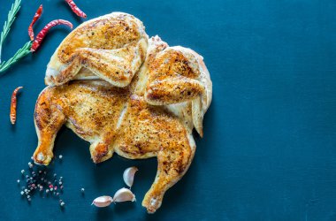 Koyu ahşap arka plan üzerinde malzemelerle ızgara tavuk