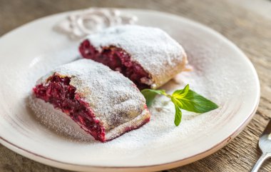 Taze nane ile vişne strudel