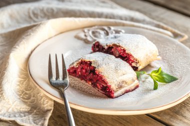 Taze nane ile vişne strudel