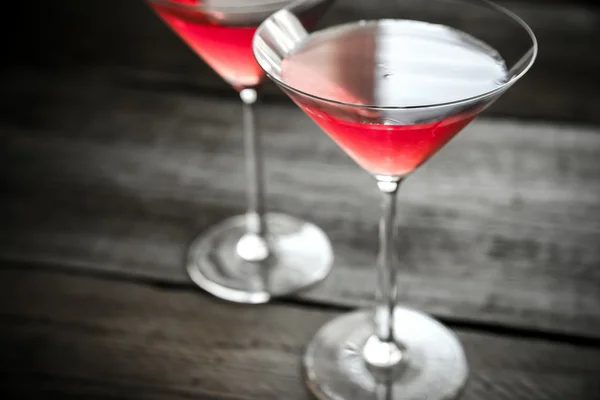 Zwei kosmopolitische Cocktails auf dem hölzernen Hintergrund — Stockfoto