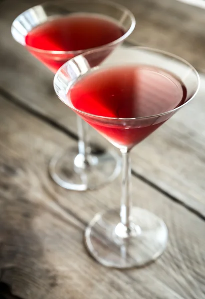 Deux cocktails cosmopolites sur fond bois — Photo