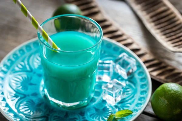 Copo de curaçao azul e cocktail de suco — Fotografia de Stock