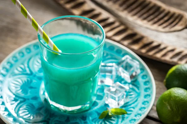 Glass of blue curacao and juice cocktail — Stock Photo, Image