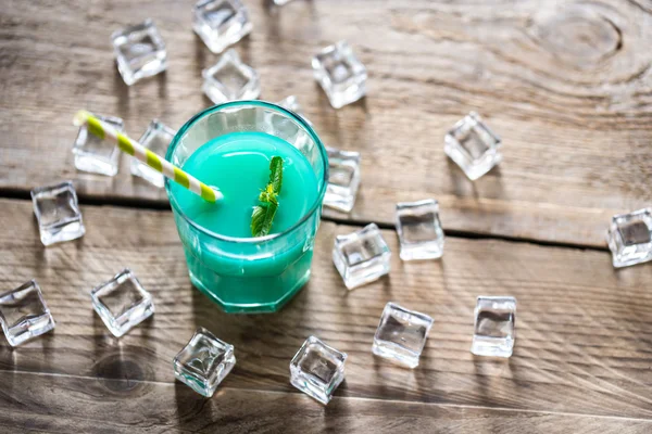 Copo de curaçao azul e cocktail de suco — Fotografia de Stock