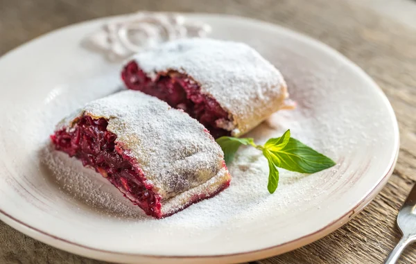 Strudel de cereza con menta fresca —  Fotos de Stock