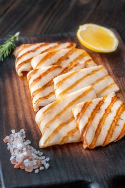 Altın ızgara izleri, ılık doğal ışık, tuzlu deniz ürünleri kaplaması, sığ derinlik