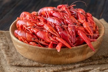 Akdeniz tarzı deniz ürünleri çuval bezi, yumuşak bokeh arka plan, canlı kabuk dokuları ile ziyafet veriyor.