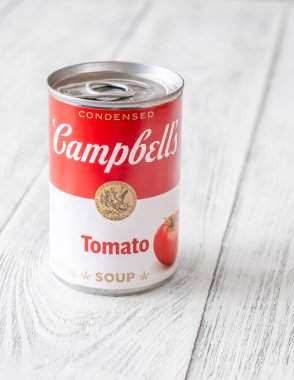 İkonik markalı gıda ürünleri temiz editoryel natürmort ve kaliteli ambalajla yakalanır.