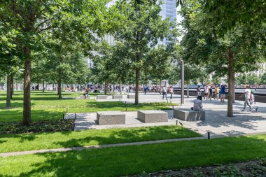 New York - 13 Temmuz: İnsanlar yürüyüş Freedom Tower 13 Temmuz 2015 üzerinde Manhattan'ın yakınındaki. Özgürlük Kulesi Lower Manhattan karmaşık Yeni Dünya Ticaret Merkezi'nin ana binadır.