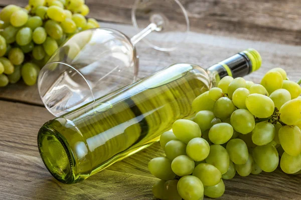 Vino blanco con racimo de uva — Foto de Stock