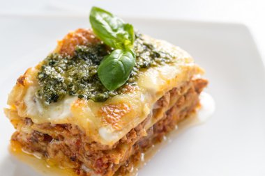Lazanya pesto ile