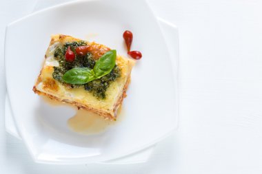 Lazanya pesto ile