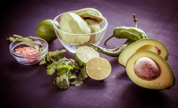 Guacamole malzemelerin koyu arka plan üzerine — Stok fotoğraf