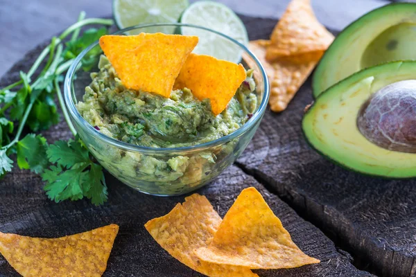 Guacamole con chips de tortilla — Foto de Stock