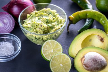 Guacamole malzemelerle