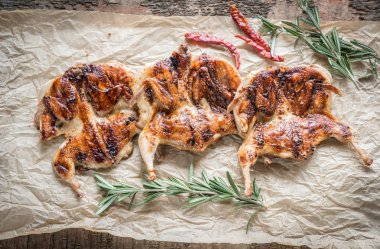 Izgara bıldırcınlar rosem ile