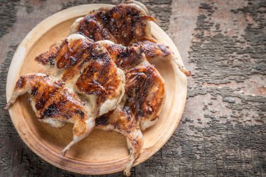 Plaka üzerinde ızgara bıldırcınlar