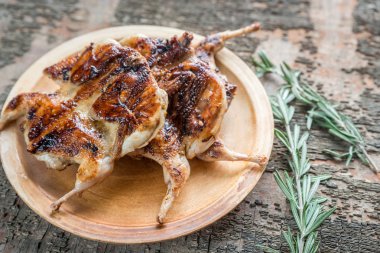 Taze biberiye ile ızgara bıldırcınlar