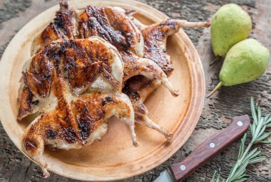 Plaka üzerinde ızgara bıldırcınlar