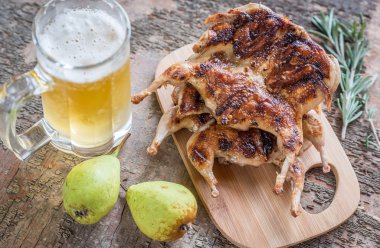 Bardak bira ile ızgara bıldırcınlar