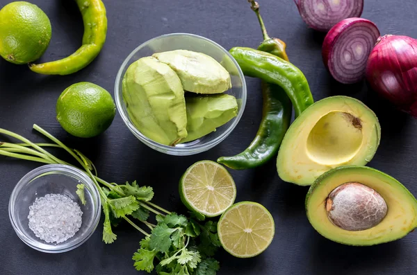 Guacamole ingredienser på nära håll — Stockfoto