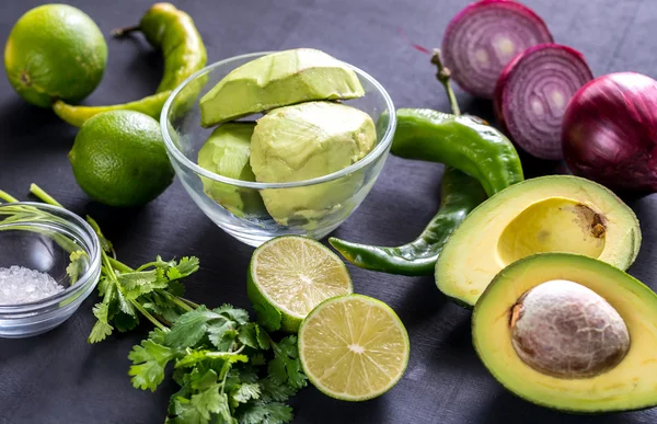 Guacamole malzemeler ahşap arka plan üzerinde kapat — Stok fotoğraf