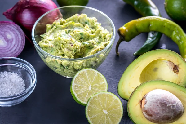 Guacamole with ingredients — Stock Photo, Image