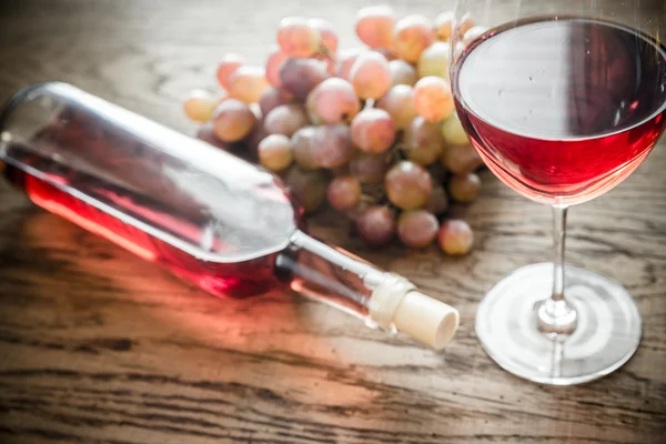 Glass of rose wine with bunch of grape — Stock Photo, Image