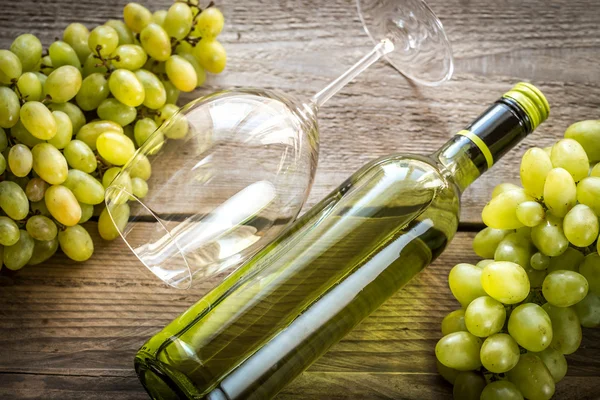 White wine with bunch of grape — Stock Photo, Image