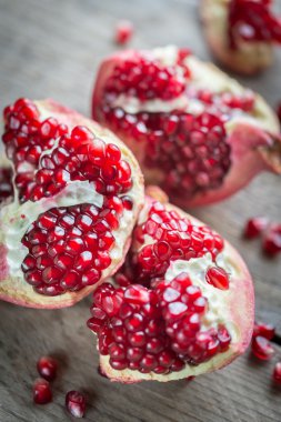 Ahşap zemin üzerine nar