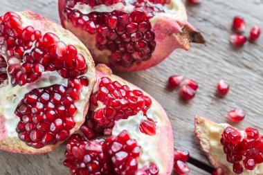 Ahşap zemin üzerine nar