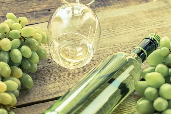 White wine with bunch of grape — Stock Photo, Image