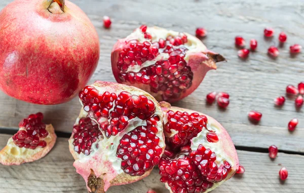 Granaatappel op de houten achtergrond — Stockfoto